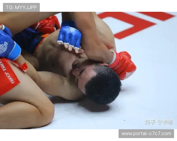 选手被低扫踢中后向裁判申请上厕所，比赛暂停近五分钟